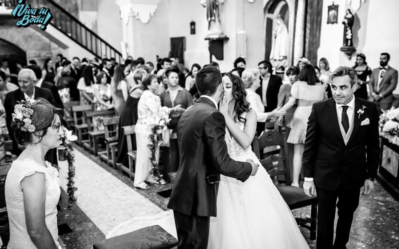 Fotos de boda en Iglesia. Ceremonia de los novios en Estollo