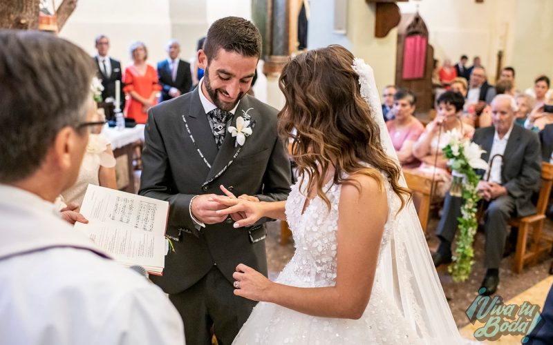 Fotos de boda en Iglesia. Ceremonia de los novios en Estollo