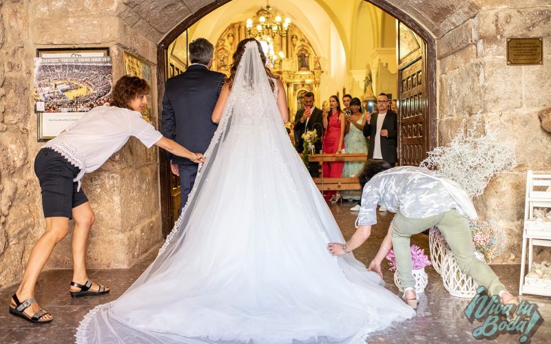 Fotos de boda en Iglesia. Ceremonia de los novios en Estollo